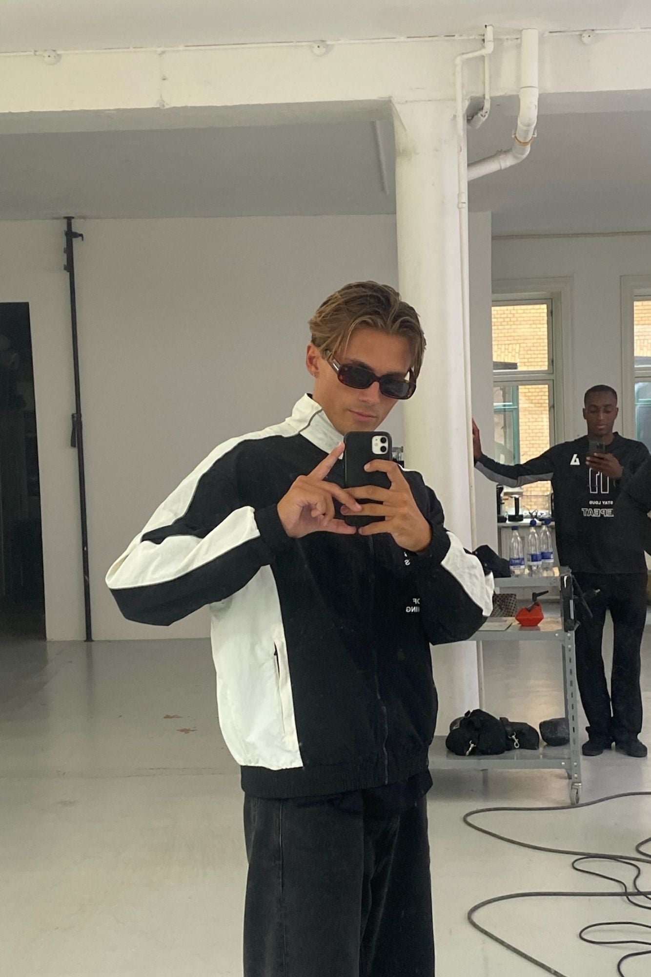 11UNSTOPPABLE WINDBREAKER
