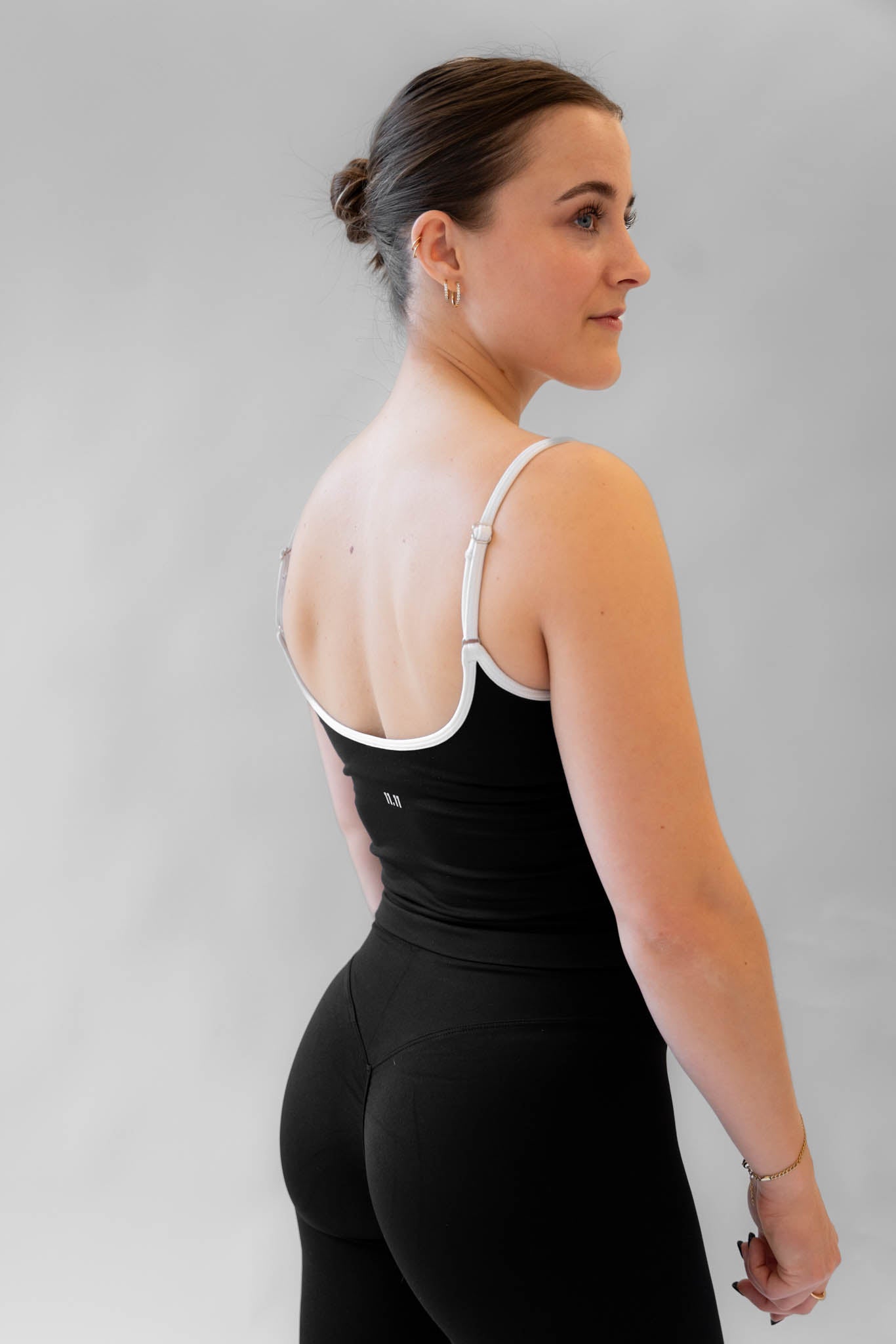 11CONTRAST STRING TOP